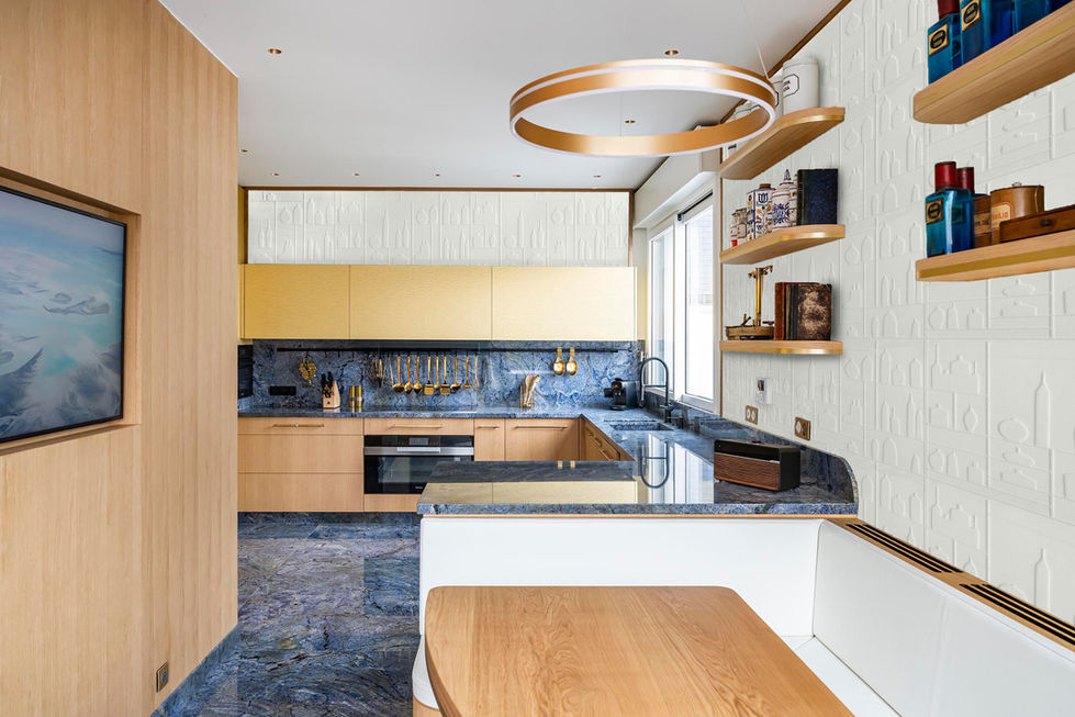 J’imagine et rénove des intérieurs d’exception, en valorisant le cachet architectural de chaque lieu. Mon approche mêle savoi