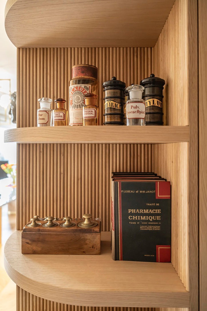 Spécialisée dans la rénovation de biens d’exception, j’interviens sur des appartements haussmanniens, maisons anciennes ou de