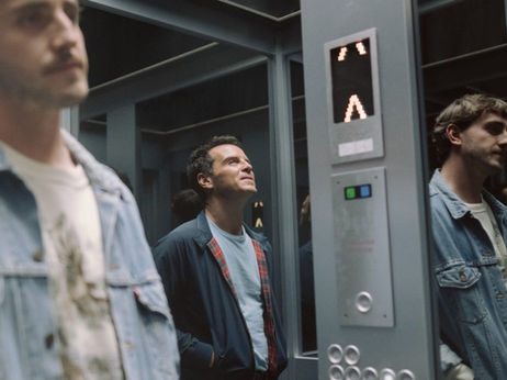 Estranei o ciò che c'è di più intimo?