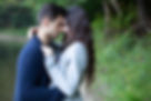 amantes se abrazan