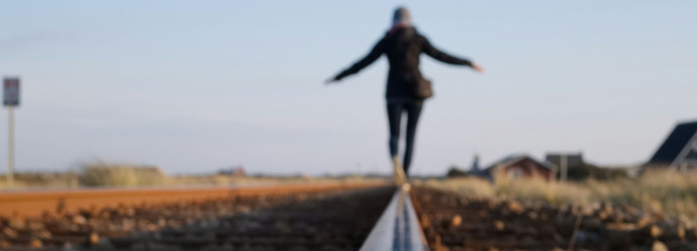 Frau, die ein ätherisches Öl in ihre Hand tropft