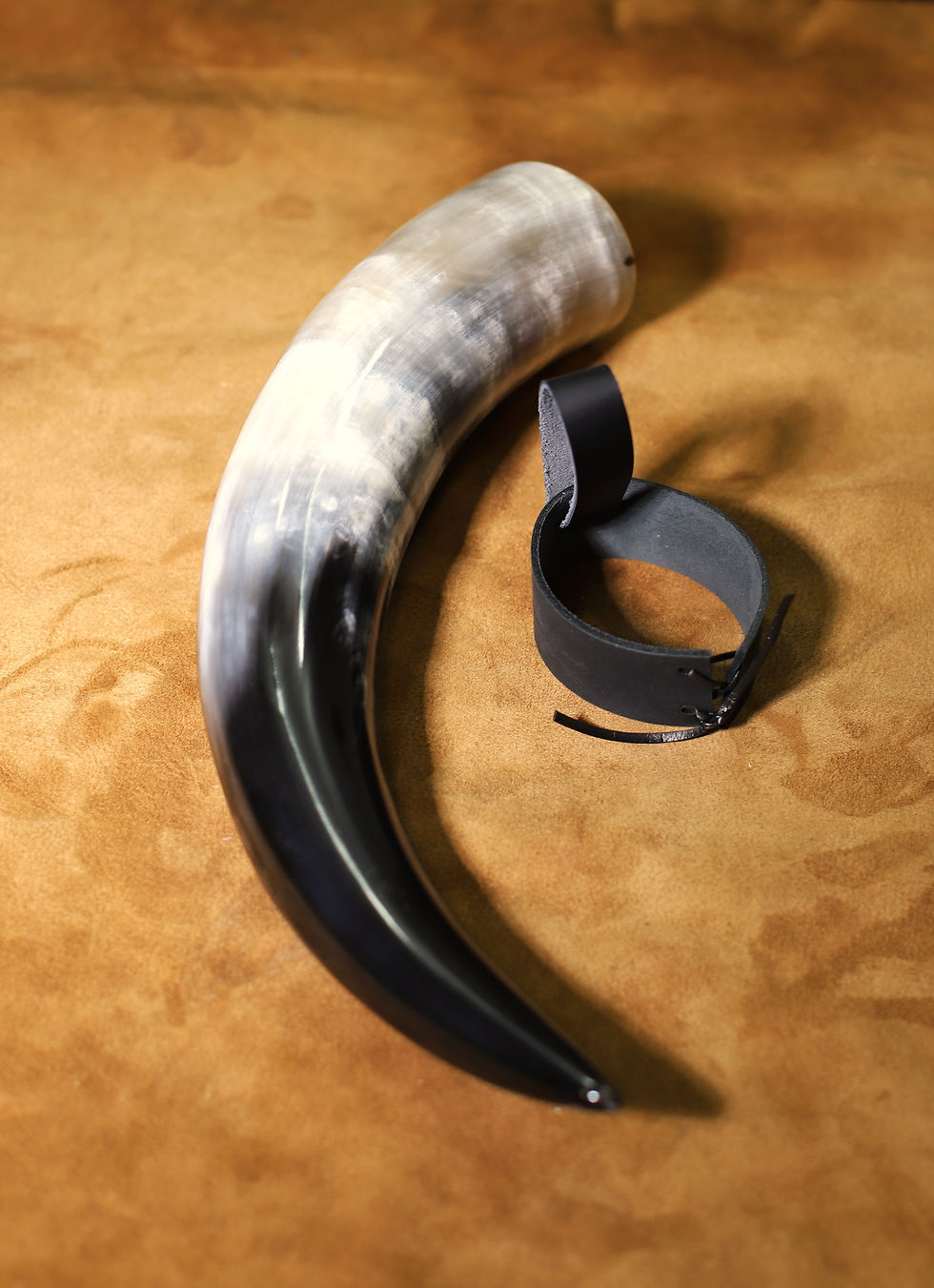 Thumbnail: Drinking horn, mostly black and white