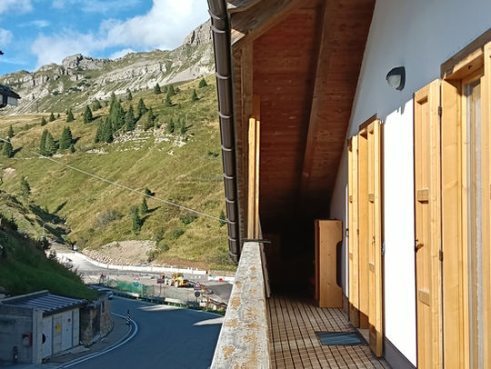 Vista dal balcone della Pulce Innevata sul Passo Rolle