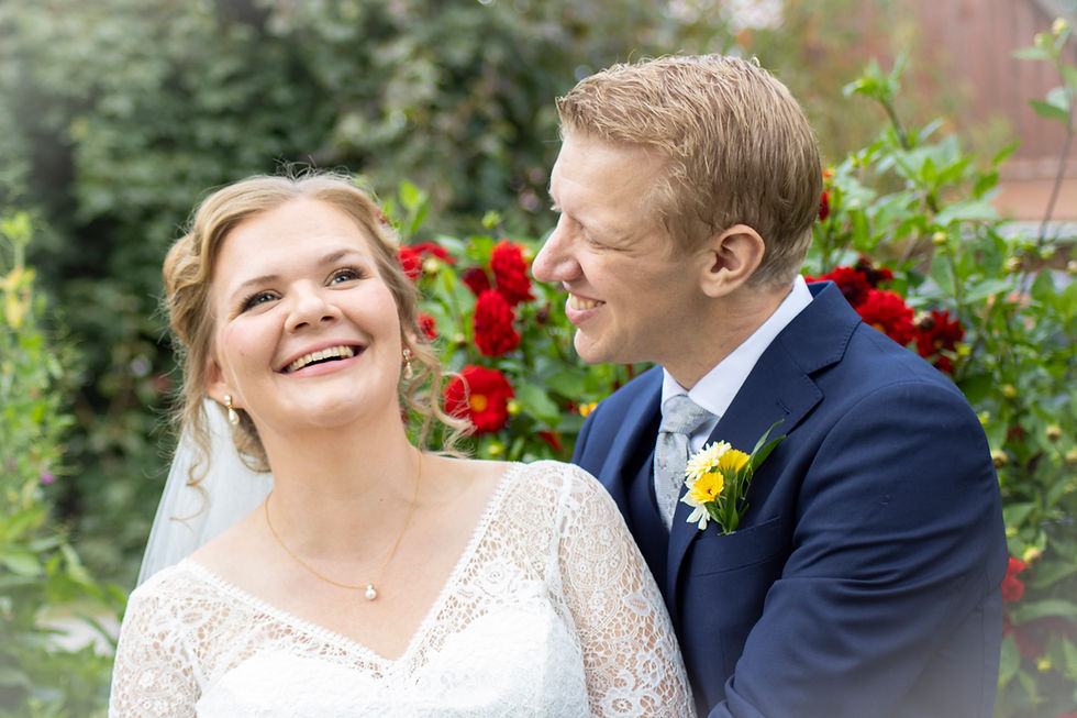 Det vackra i det nära – bröllopsfotografering i trädgården 