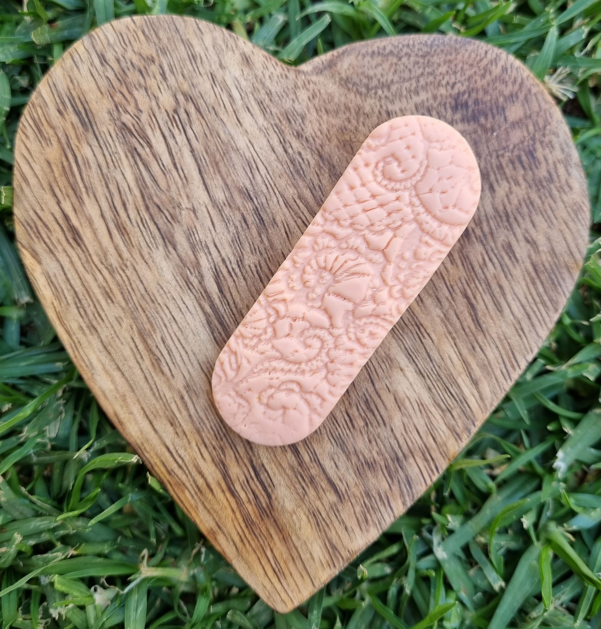 D05 - Fleshtone Polymer clay Hairclip