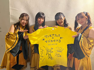 Le Siana
メンバー全員
直筆サイン入り
Tシャツ