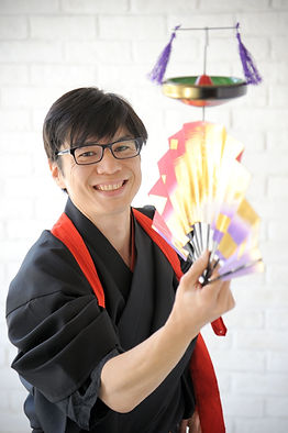 扇子の上の独楽