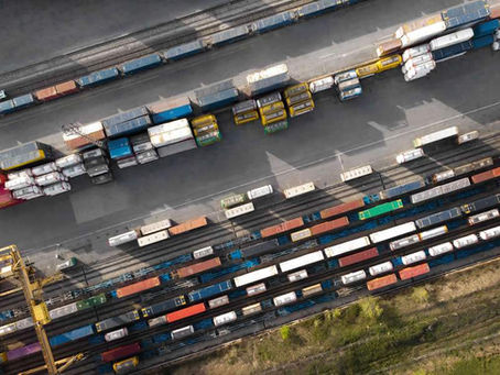 containers empilhados em um porto