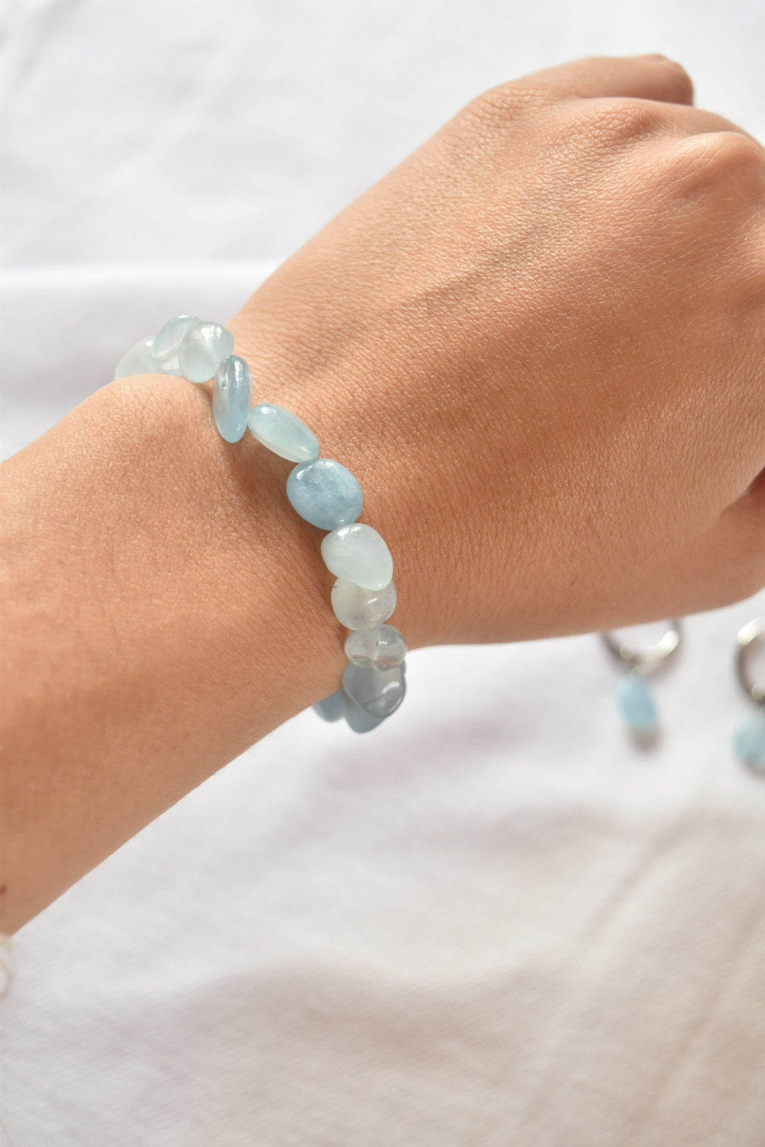 Pulsera con piedra aguamarina y tanza elastica 
