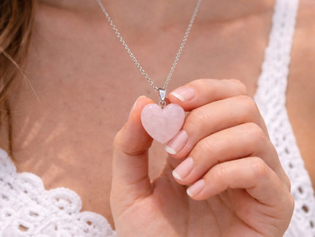 Cuarzo Rosa, la piedra del Amor: Propiedades, cómo Limpiarla, Cargarla y Programarla correctamente