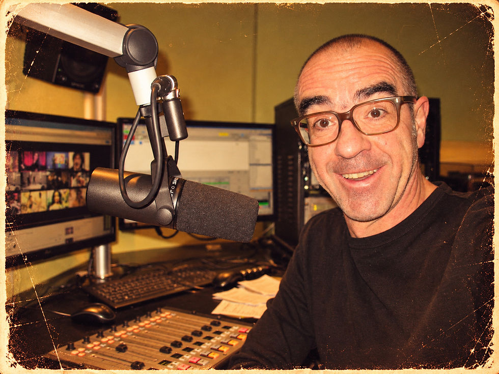 Radiostudio LoRa mit Moderator Herzbalsam Kuno am Mikrofon und Mischpult