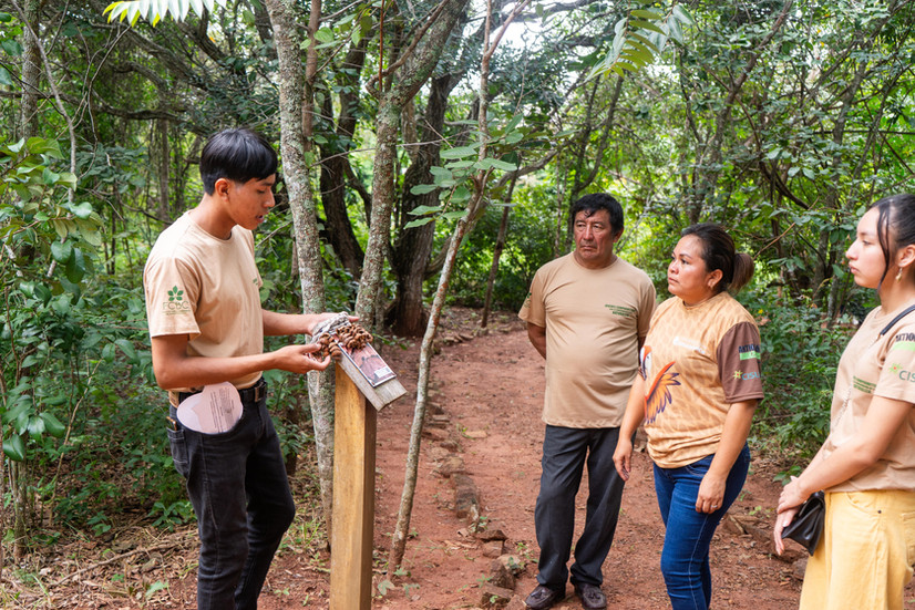 Environmental Promoters in Santiago de Chiquitos show people fauna and flora in their edu circuits