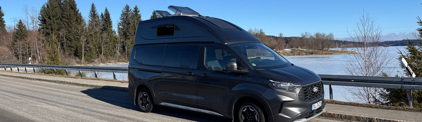 Ford Tourneo Custom mit Custom-Schmiede Hochdach/ Außenansicht in grau