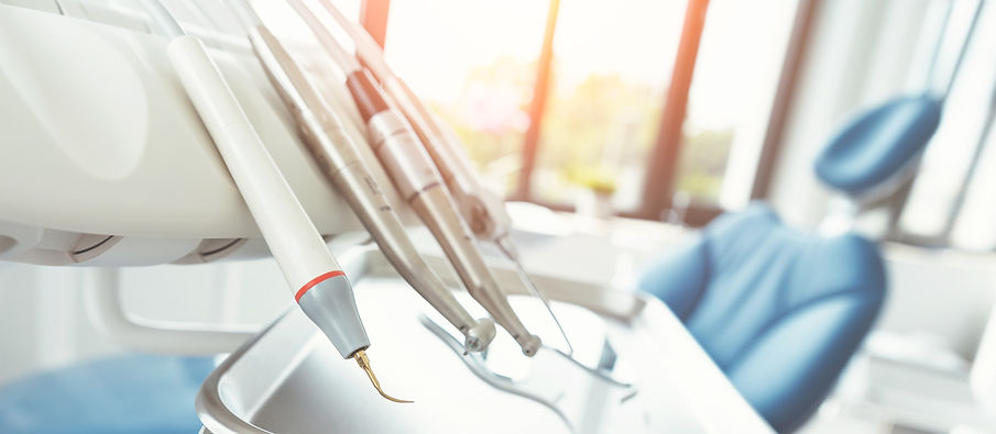 cadeira odontologica e ferramentas