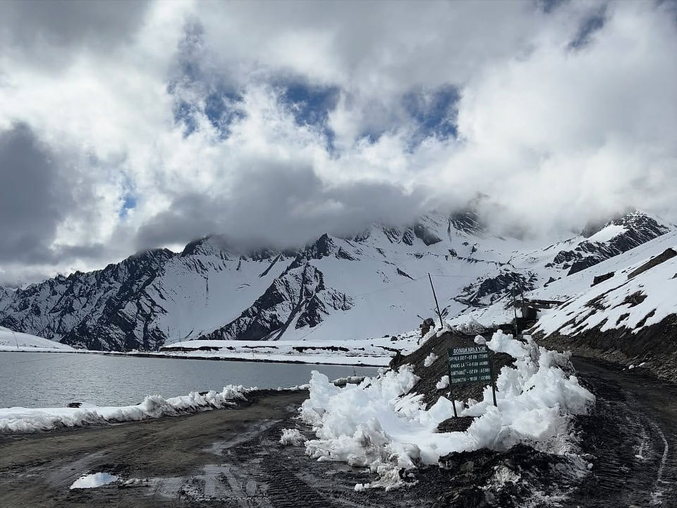 Gongkar La Lake