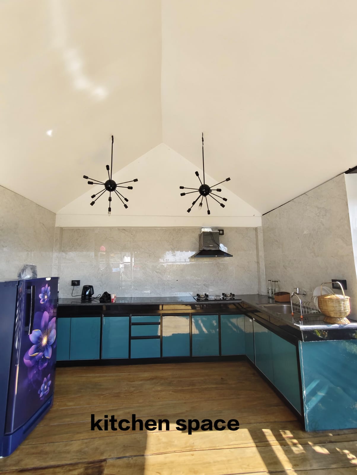 Kesha Eniyo Villa, Roing