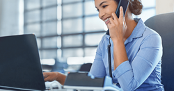 recepcionista-usando-o-iclinic