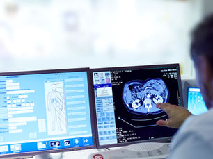 Radiologista fazendo um laudo.