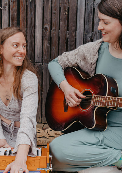 Eva Schneeberger und Andrea Waldhier beim proben für das Mitsingkonzert in Wettstetten.
