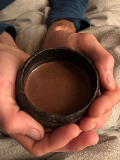 zeremonieller Kakao bei Kreismagie in der Kakaozeremonie