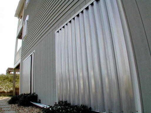 ¿Existen Normas de Construcción de Ventanas Resistentes a Impactos?