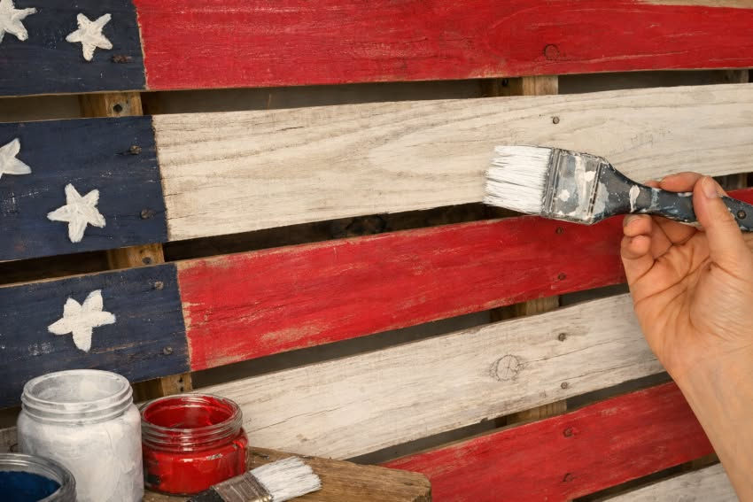 Join Stephanie Mack at Shelbune-Charlotte Community Wood Pallet Paint