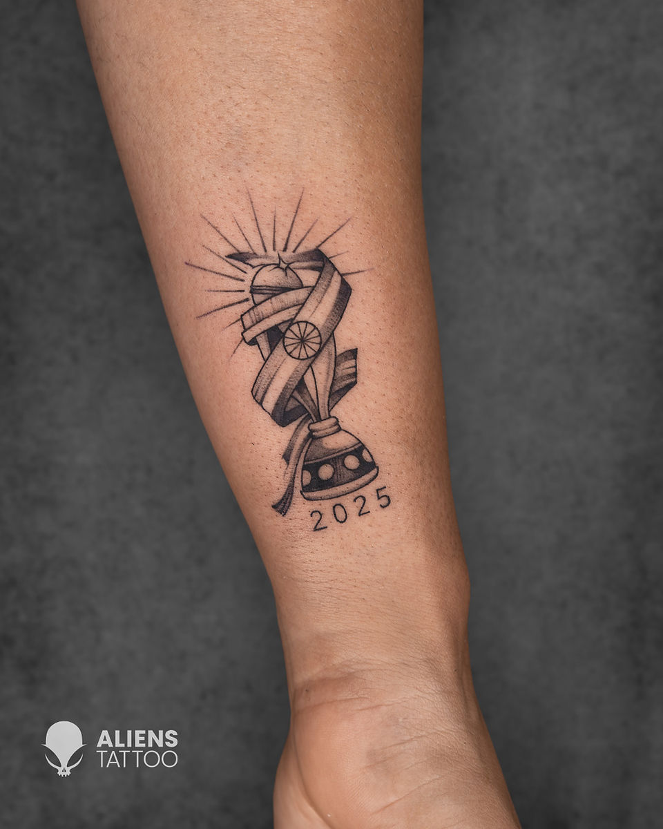 World Cup trophy tattoo 2025 on Smriti Mandhana’s arm – Aliens Tattoo