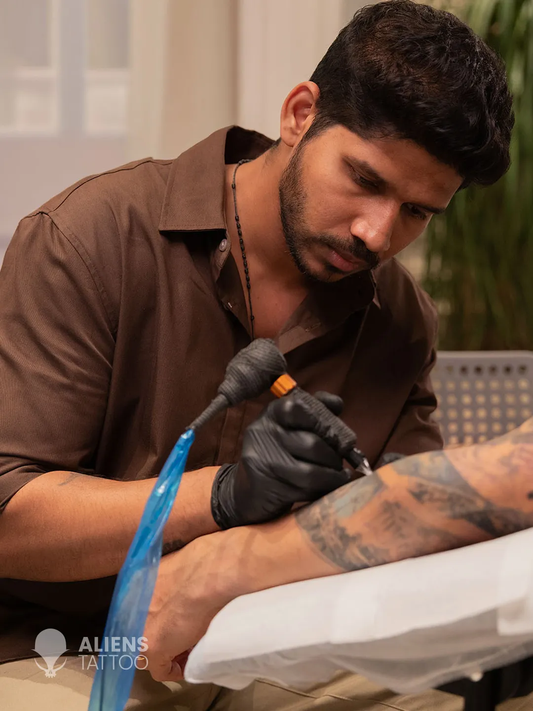 Allan Gois tattooing Virat Kohli new tattoo sleeve during session at Aliens Tattoo