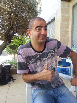 מני עוזרי