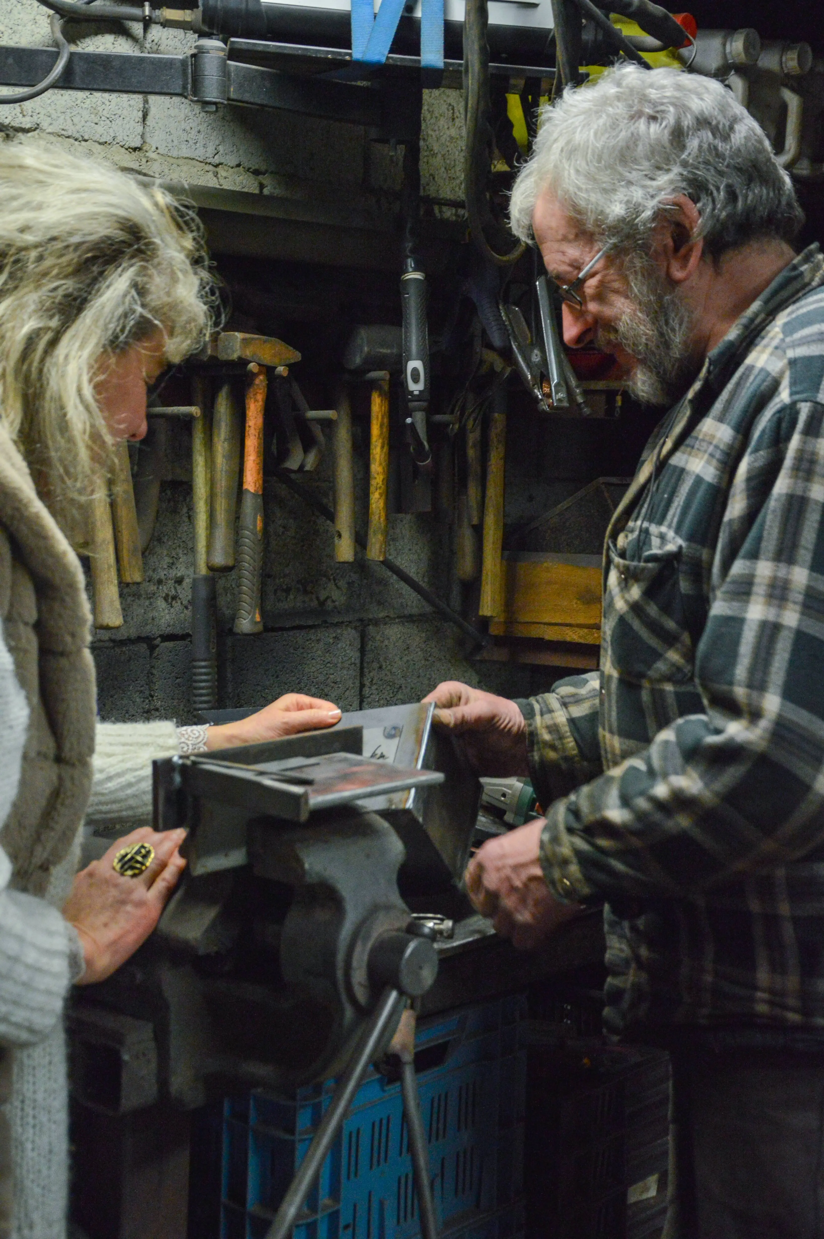 Artisan qui manipule le Corten dans son atelier en Belgique