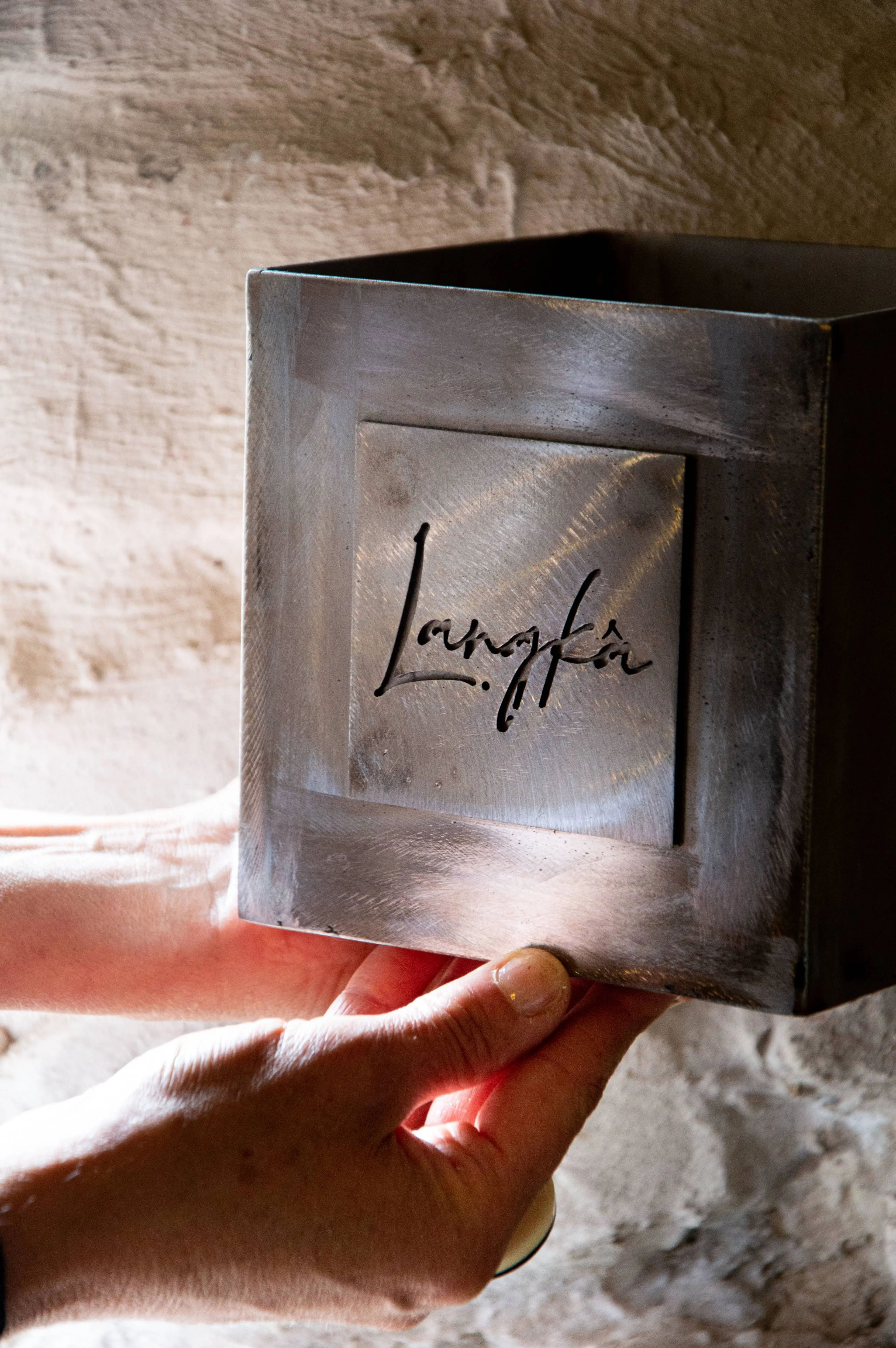 Corten avant patine, une création 100% réalisée à la main avec Langkâ Bougies 