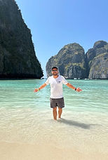 Maya Bay, ikonická pláž na thajském ostrově Phi Phi Leh, známá z filmu ‘Pláž’.