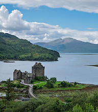 Výhled na historický hrad Eilean Donan Castle u jezera ve Skotsku.