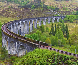 Ikonický viadukt Glenfinnan, po kterém projíždí Bradavický express z Harryho Pottera.
