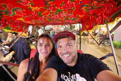 Průvodci CK Cestuj s Honzou na projížďce v centru Hanoje.