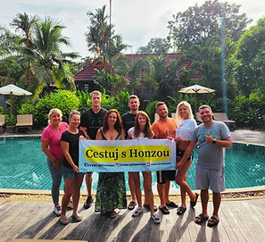 Skupina cestovatelů CK Cestuj s Honzou v resortu v Thajsku během poznávacího zájezdu.