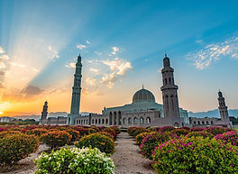 Sultan Qaboos Grand Mosque v Muscatu – hlavní mešita Ománu při západu slunce.