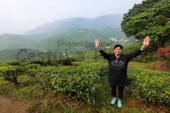 Turistka s rozpaženýma rukama na čajových plantážích Cameron Highlands
