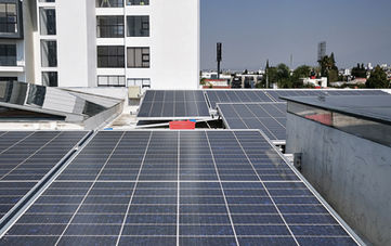 Panel solar con polvo y sucio