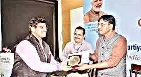 SHAILENDER ARORA RECIEVING AWARD FROM HEALTH MINISTER.jpg
