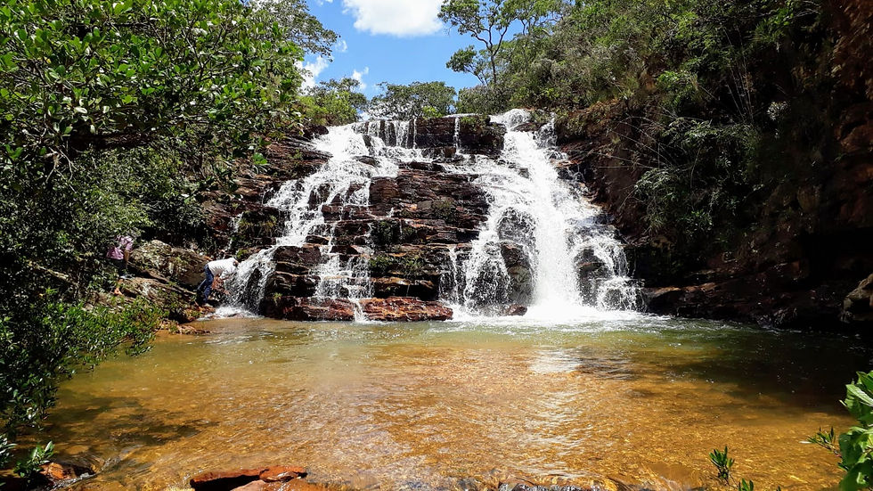Cachoeira Dourada, em Coromandel, com várias quedas d’água descendo por rochas escuras em degraus