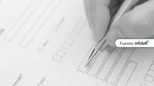 Mano llenando un formulario con bolígrafo sobre hoja en blanco y negro, representando actualización de datos.