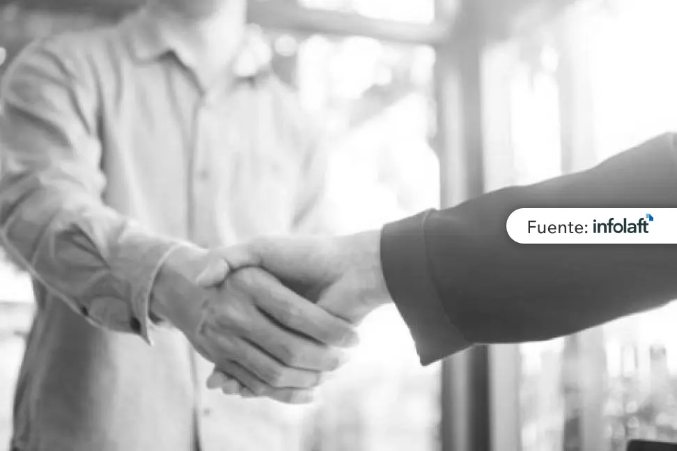 Apretón de manos entre dos personas, simbolizando acuerdos transparentes y la identificación de beneficiarios finales.