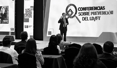 Dos hombres practican esgrima en posición de ataque y defensa en un entorno urbano.