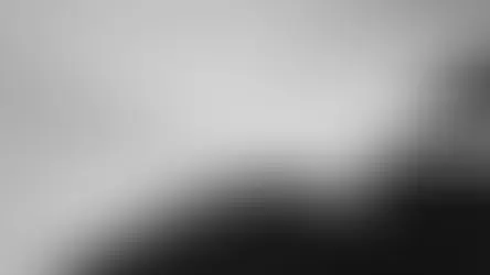 Libro abierto con texto desenfocado, simbolizando lectura, investigación o estudio documental.