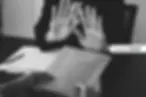 Persona rechazando un sobre sospechoso durante una reunión, representando ética y transparencia laboral.