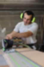 Équipe d'Altitude Artisan fabriquant un mur d'escalade sur mesure dans l'atelier.