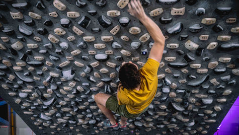 L'innovation avec les Mur d'escalade inclinable Altitude Artisan avec set de prises Tension Board 2.