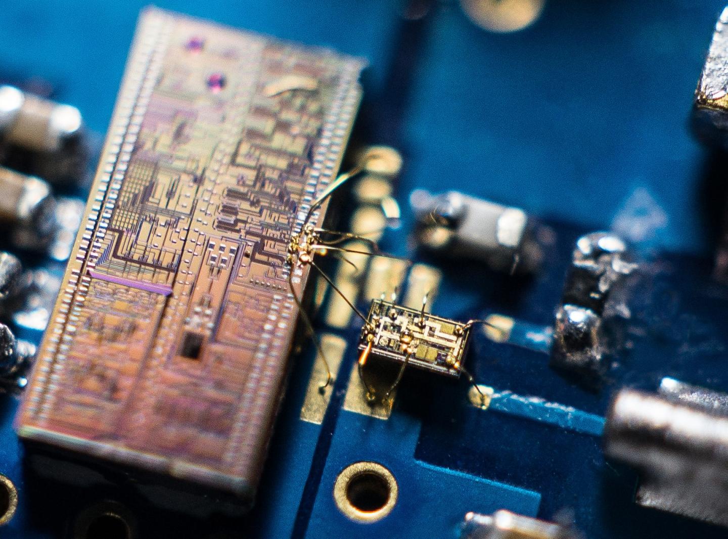 The integrated detector combines a silicon photonic chip with a silicon micro-electronics chip