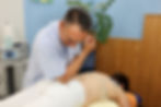 Schlüsselzonenmassage an der Gesässmuskulatur einer liegenden Klientin. Ausgeführt vom Manualtherapeut Stefan Lerch.